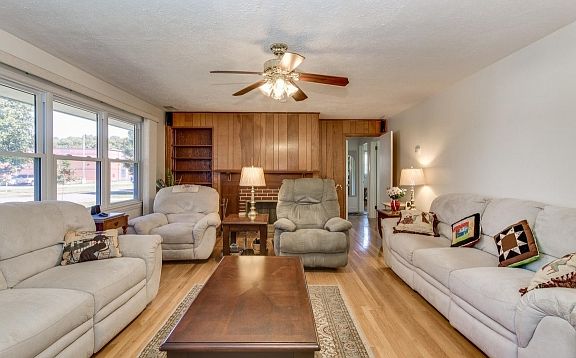 4th image of 220 Park Ave