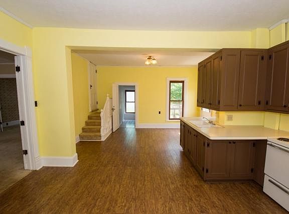 3rd image of 1142 Lincolnway E