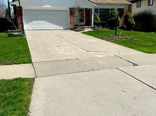 28434 E Larkmoor Dr, Southfield, MI 48076