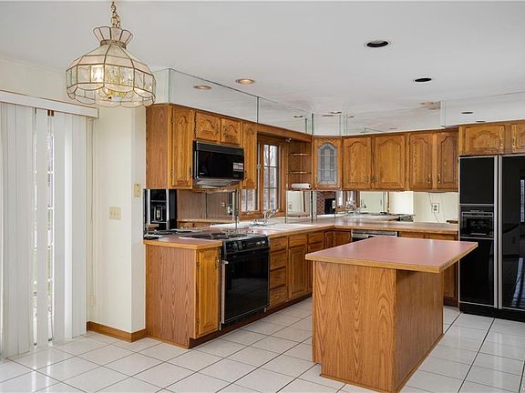 4th image of 30 Falmouth Ln