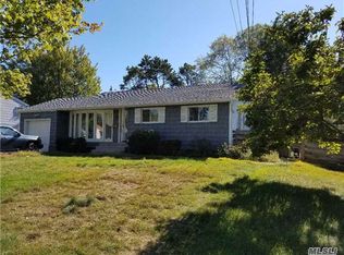 15 Winston Dr, Brentwood, NY 11717