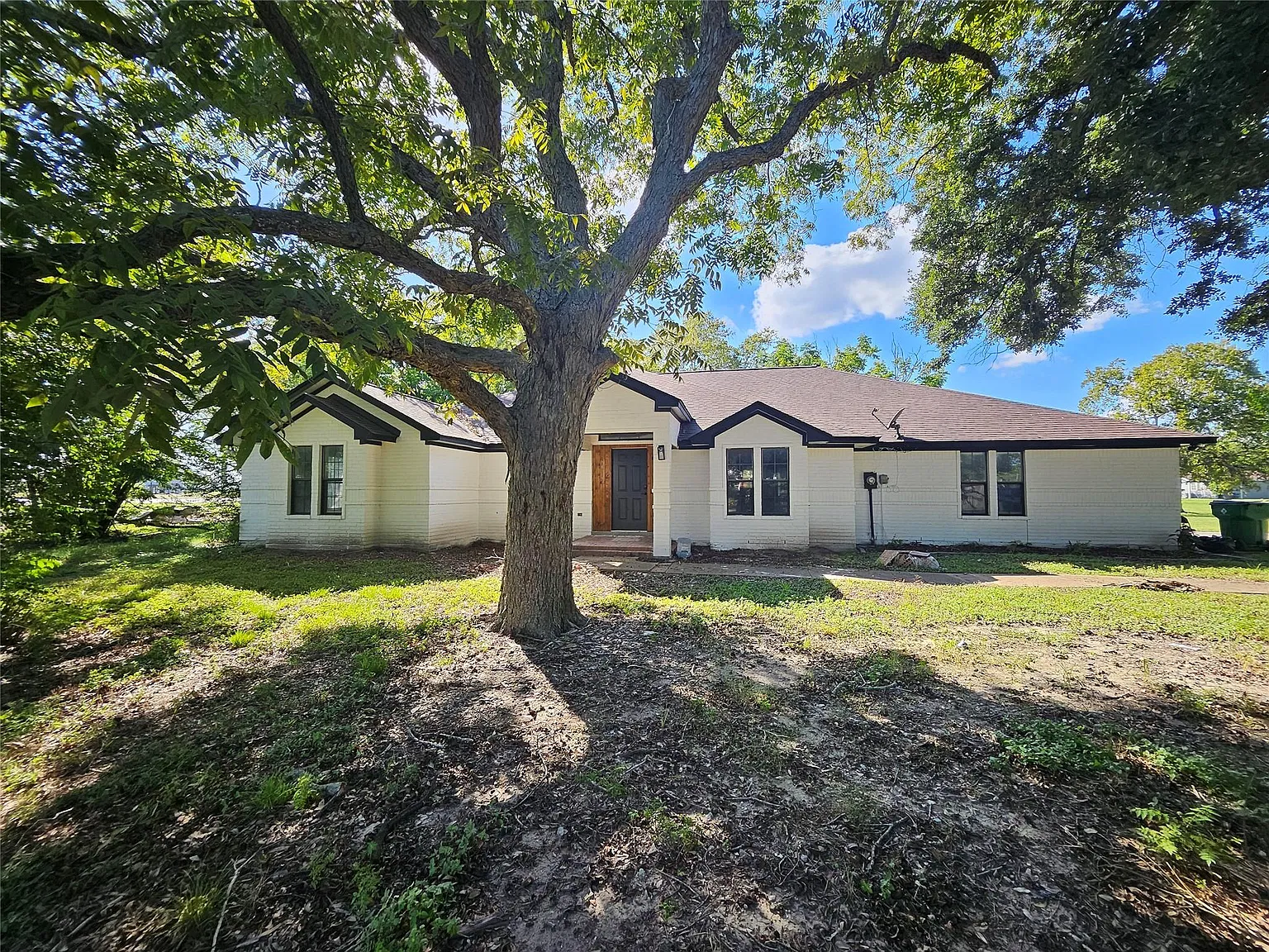 3 bed, 2.0 bath, 2461 sqft, $2,500 — Photo 2