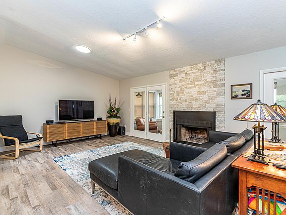 4th image of 2714 Pheasant Ct W