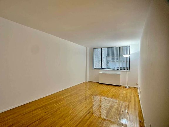 2nd image of 122 E 13th St APT La
