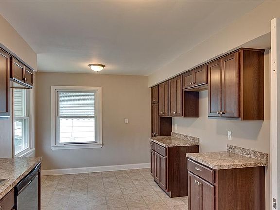 5th image of 414 Halle Dr
