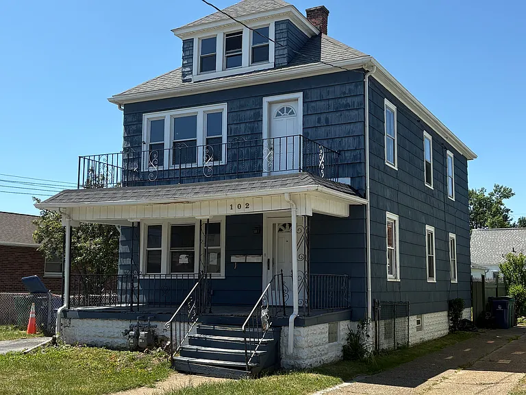 102 Sunset St — Photo 1