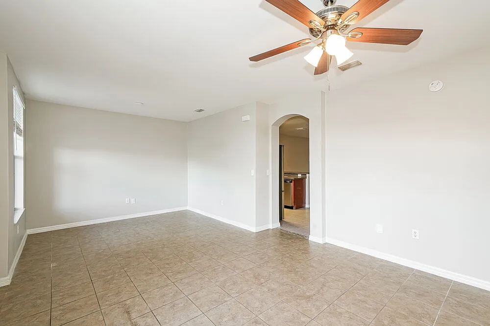 3 bed, 3.0 bath, 1686 sqft, $1,800 — Photo 4