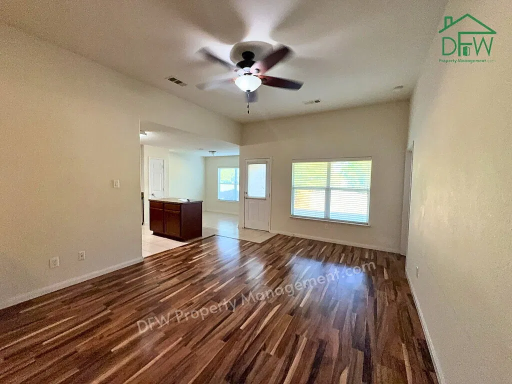 3 bed, 2.0 bath, 1342 sqft, $1,975 — Photo 2