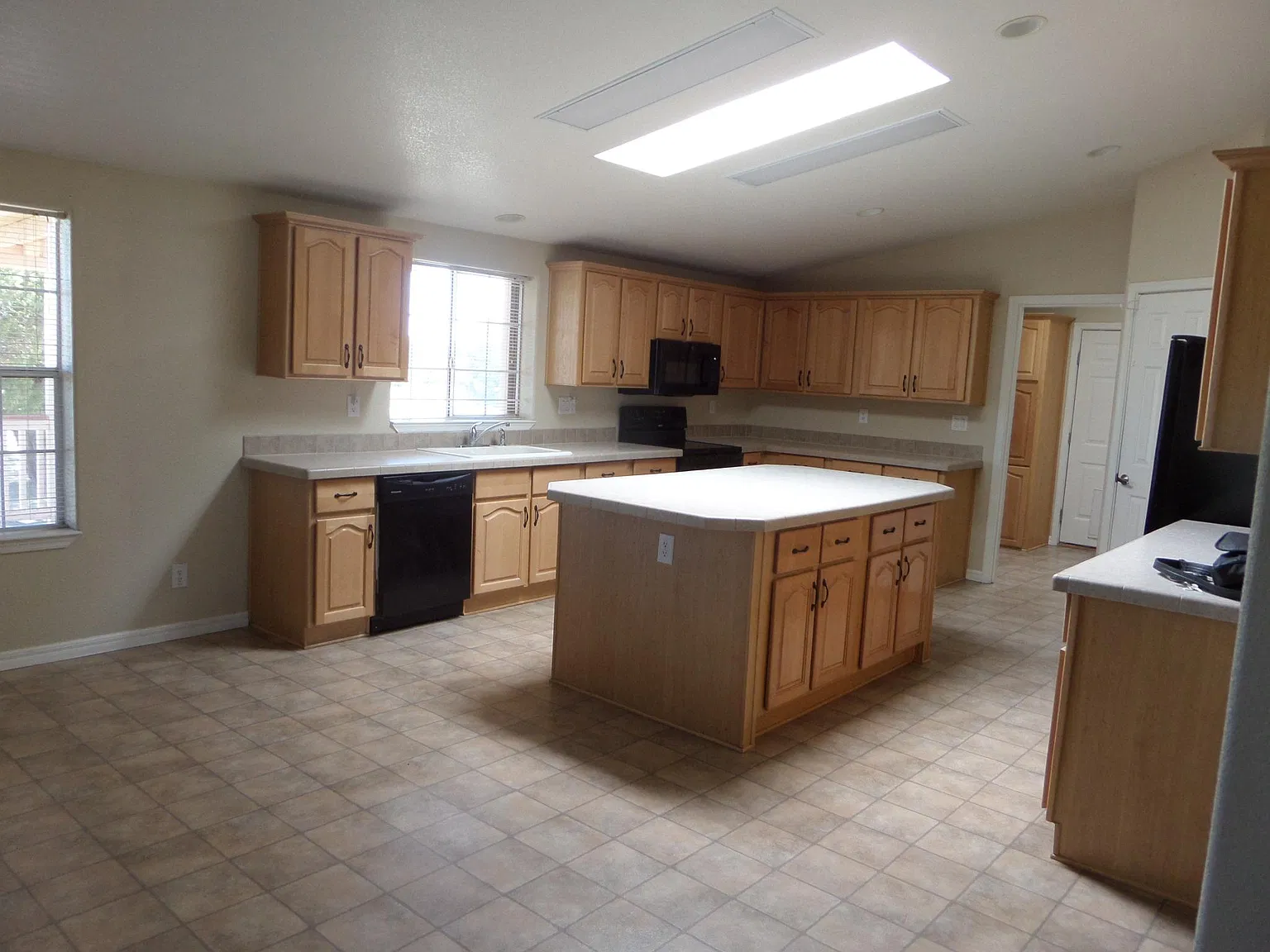 3 bed, 1920 sqft, $2,600 — Photo 2