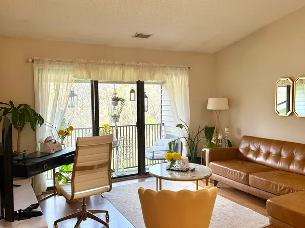 31 Taylor Dr, Franklin Park, NJ 08823