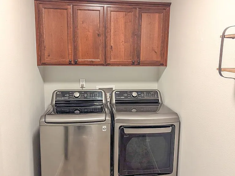 407 & 409 Madrona Ave SE — Photo 9