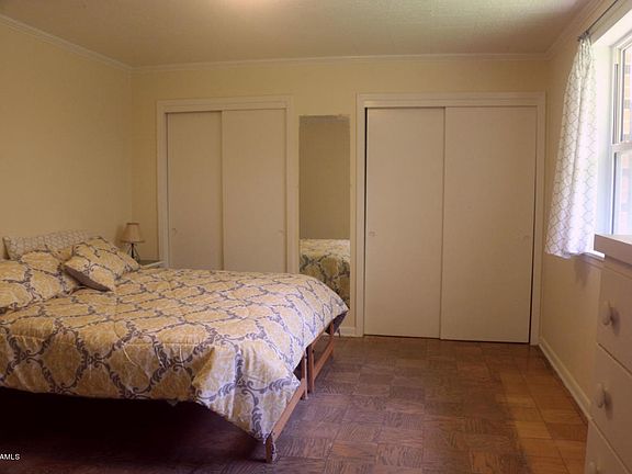 5th image of 599 Katherine St