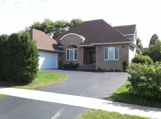 616 S Butterfield Rd, Libertyville, IL 60048