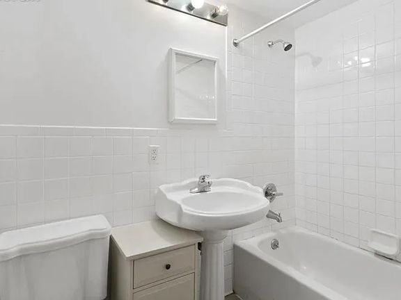 4th image of 137 W 126th St APT 3