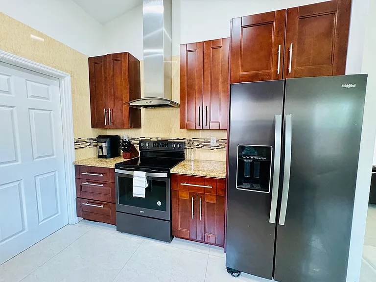 330 SW 35th Ave — Photo 6
