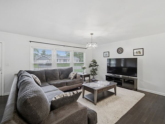 4th image of 890 Yorkshire Dr