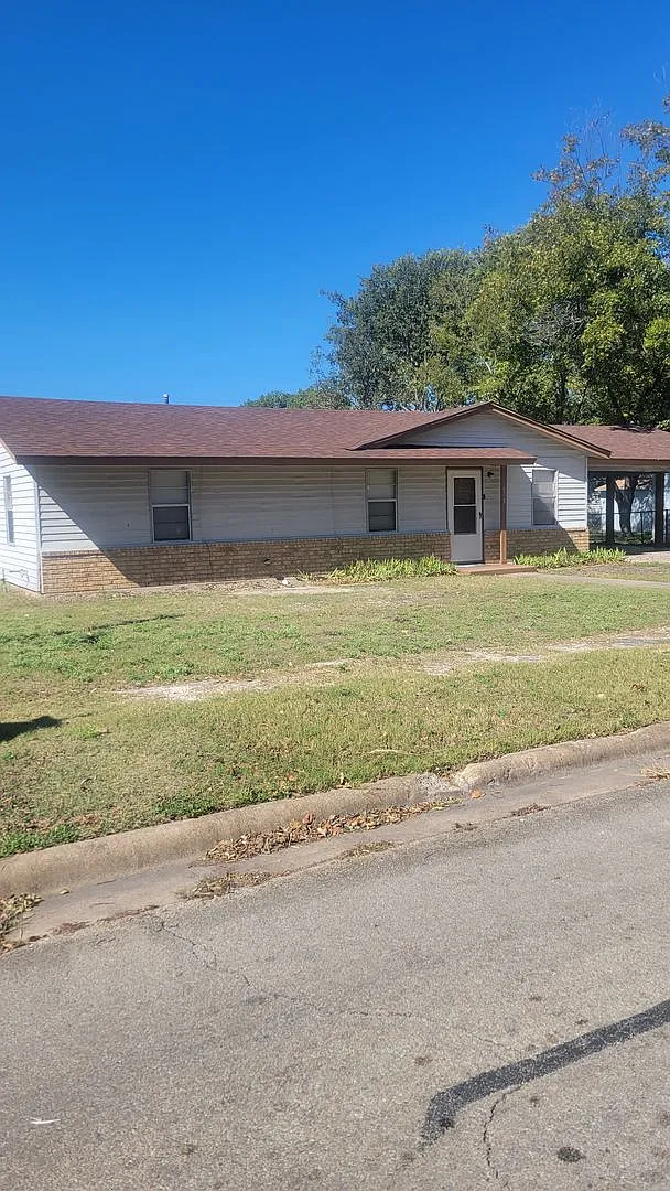 Charming 3-Bedroom, 1-Bath Home with Large Backyard Fully Furnished! — Photo 1