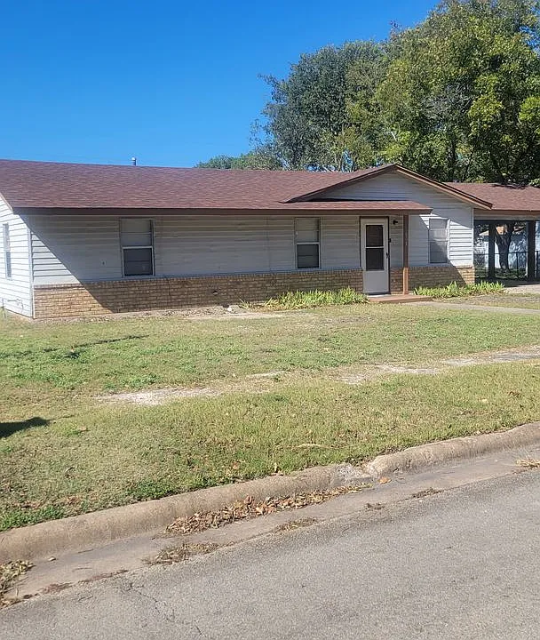 808 Mary St