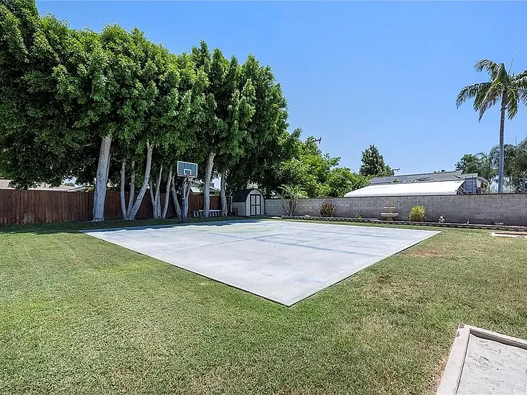 712 N Mountain View Pl — Photo 30