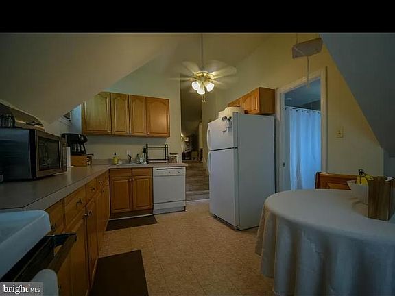 Kitchen with ample counterpart, dish washer and an eat in area