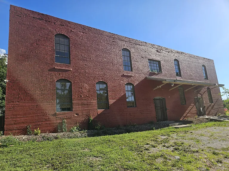 1303 W College St — Photo 5
