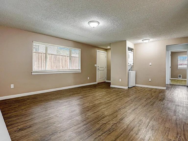 Sunset East Apartments — Photo 25