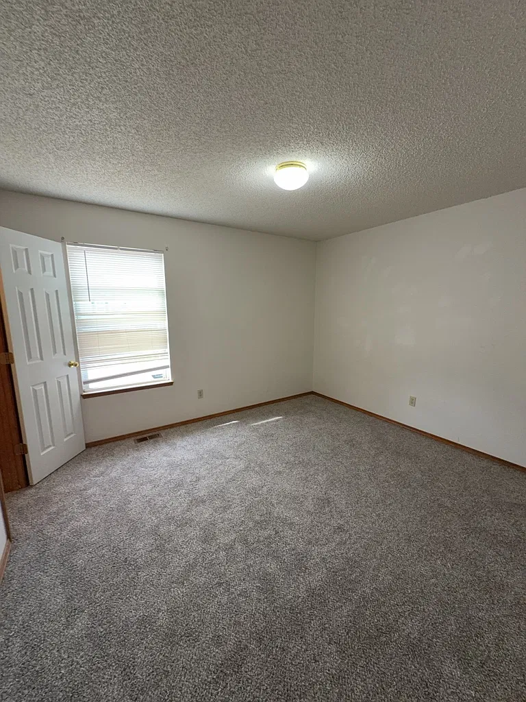 4 bed, 2.5 bath, 1868 sqft, $1,995 — Photo 4