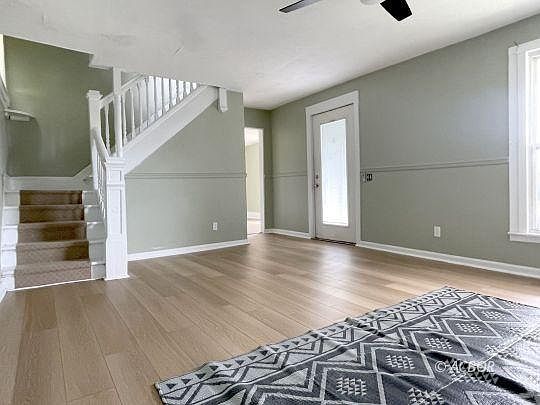 3rd image of 850 E Main St