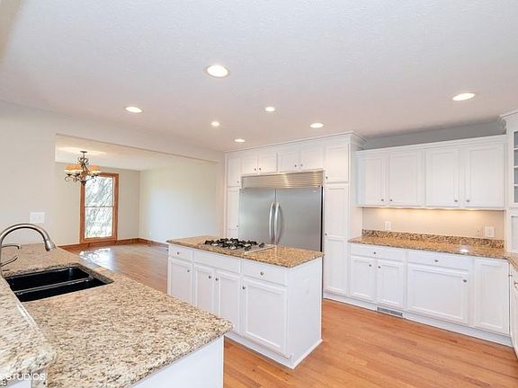 4th image of 32521 N Burr Oak Dr
