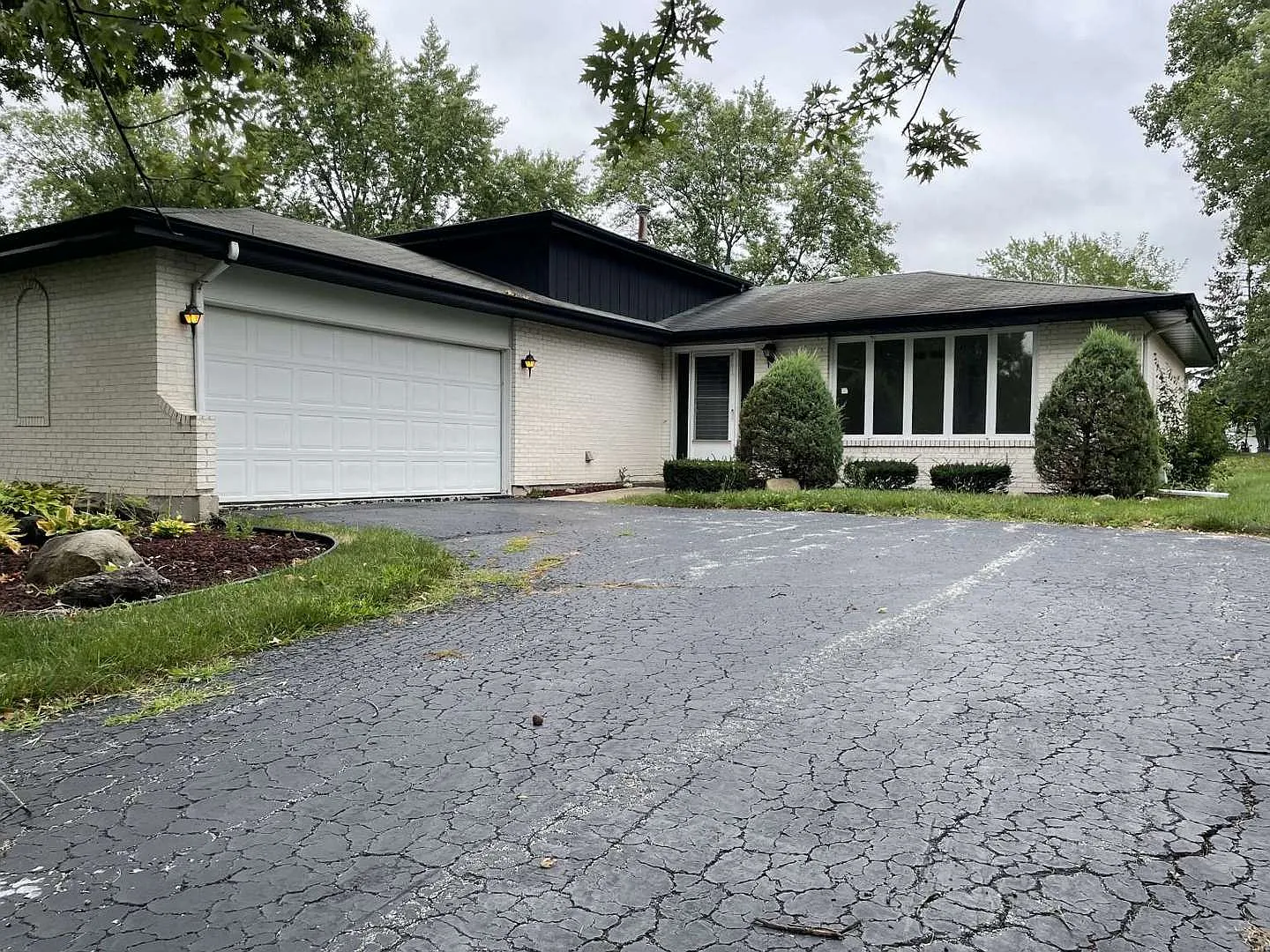 928 Patricia Ln photo 1