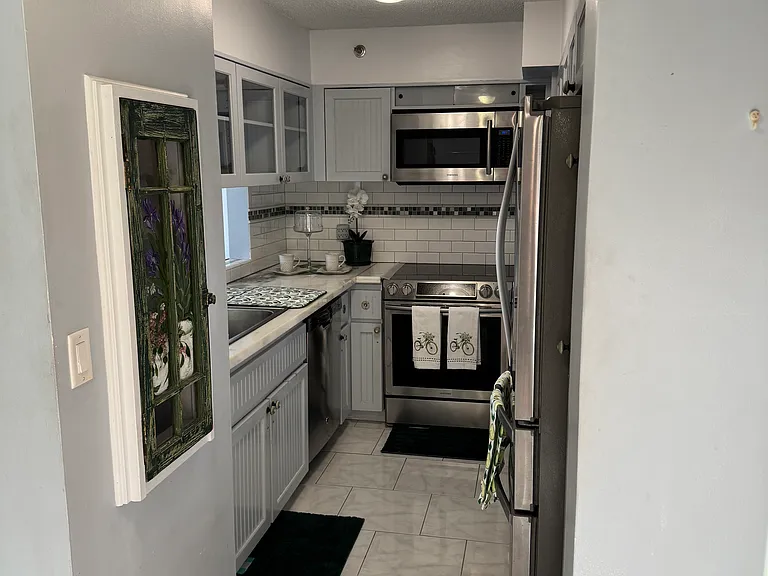 Efficient galley kitchen, all appliances.