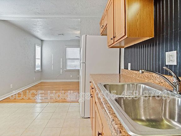 3rd image of 312 E Jacobs Dr