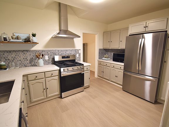 3rd image of 2938 S La Brea Ave