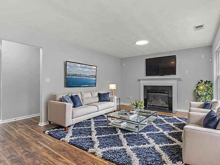 430 Woodford St — Photo 16