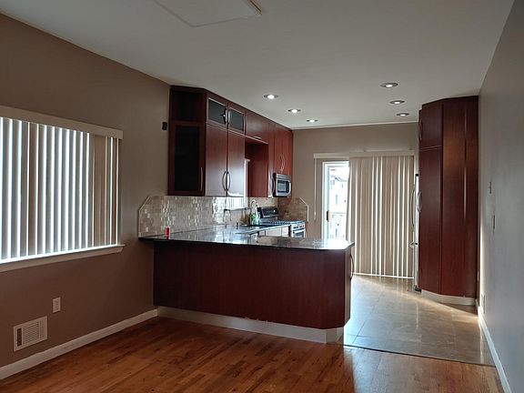 3rd image of 526 Buchanan Ave