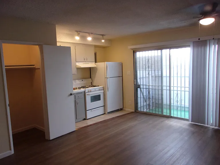 13819 Sherman Way #5 — Photo 6