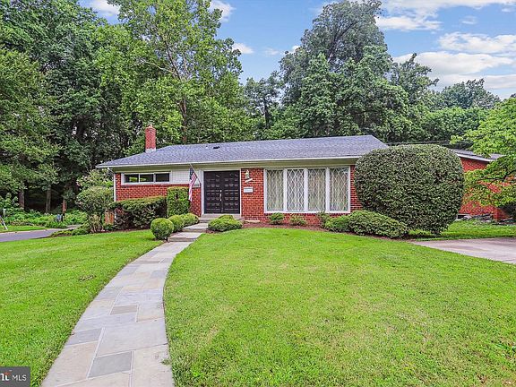 2nd image of 3909 Woodlawn Rd