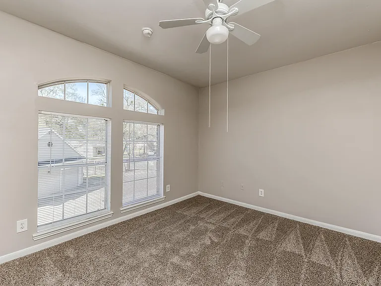 Hollow Creek Apartments — Photo 6