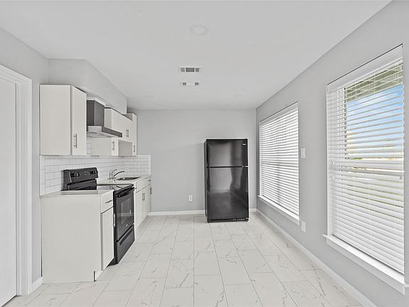 4th image of 1803 Oak St