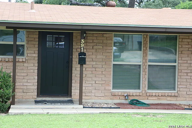 3 bed, 1.0 bath, 1182 sqft, $1,550 — Photo 2