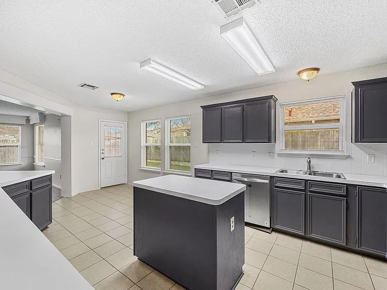 1005 Judy Ln — Photo 23