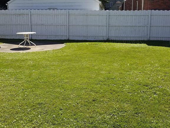 3rd image of 413 Sewell Dr