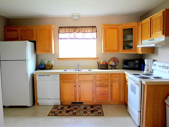 3rd image of 204 White Pine Village Dr