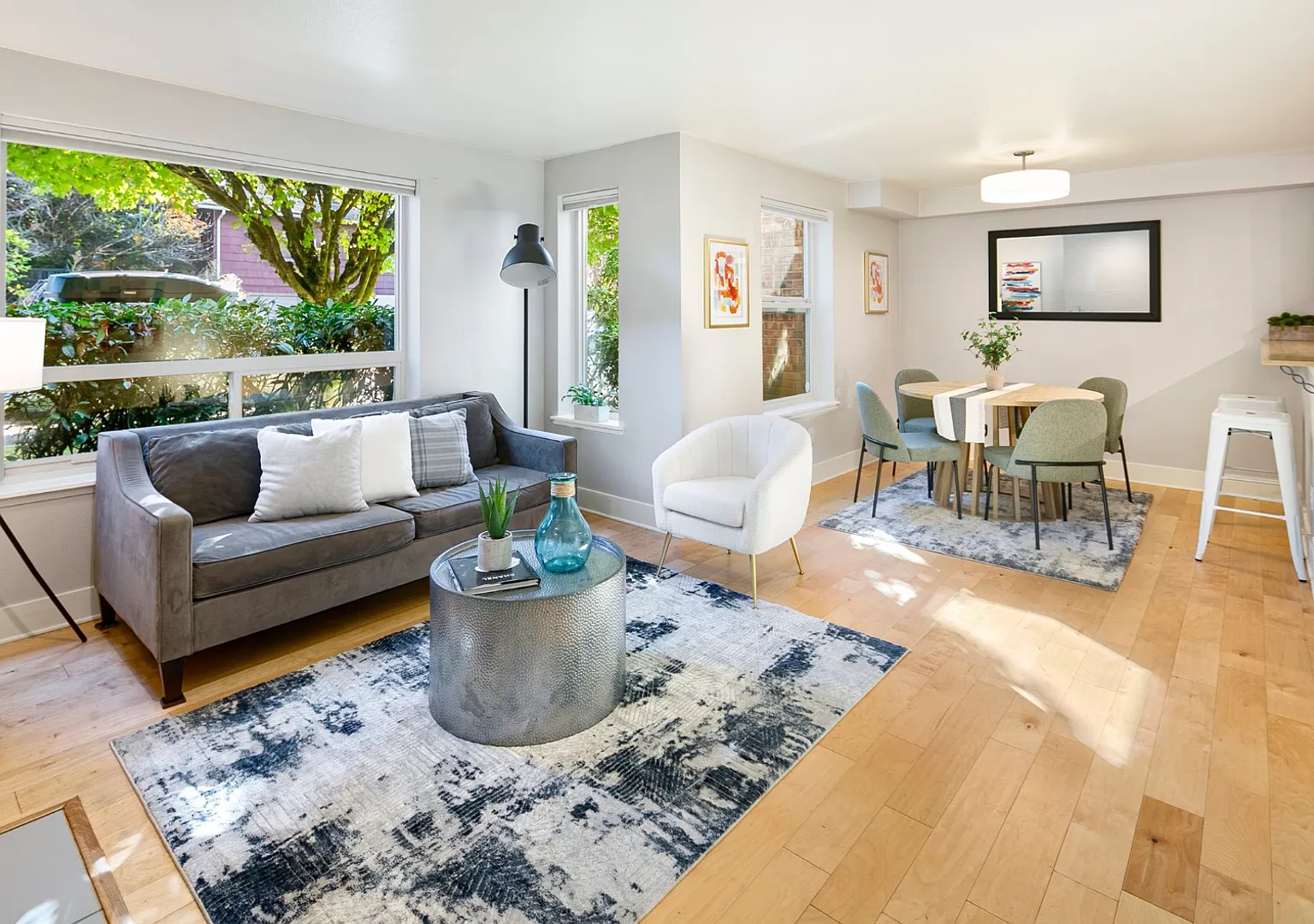 Charming Two-Bedroom Located on Queen Anne — Photo 4