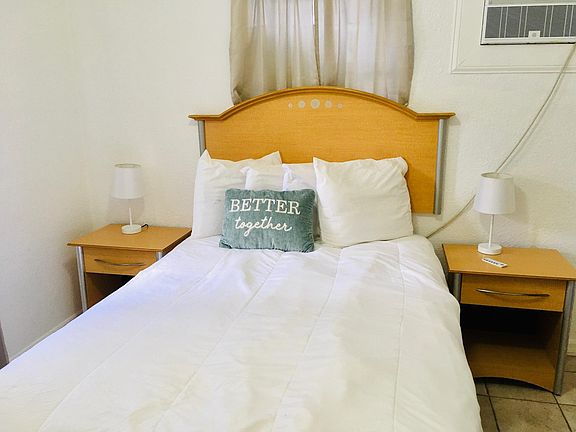 5th image of 912 N Victoria Park Rd APT 1
