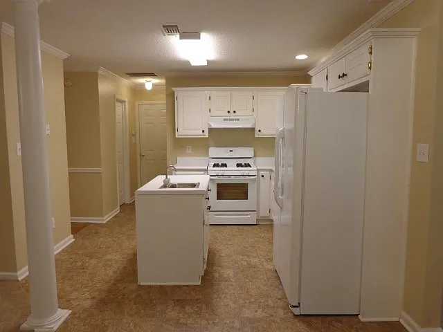 Building Photo - 7 Pebble Way