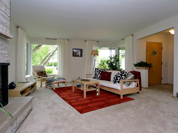 4th image of 101 W Berkshire Ln