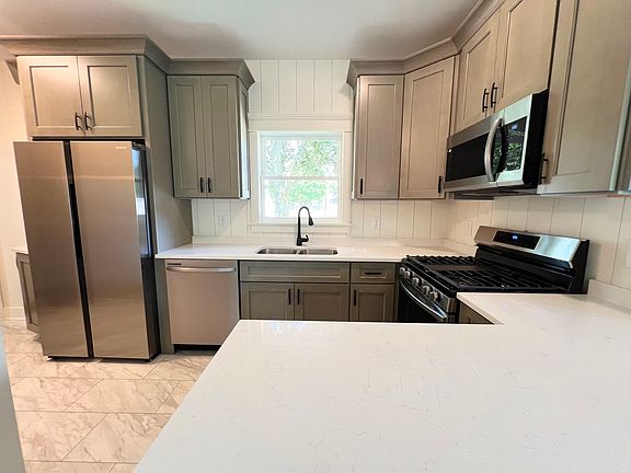4th image of 704 Dean St