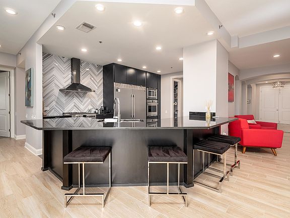 4th image of 717 S Riverside Dr #805/806