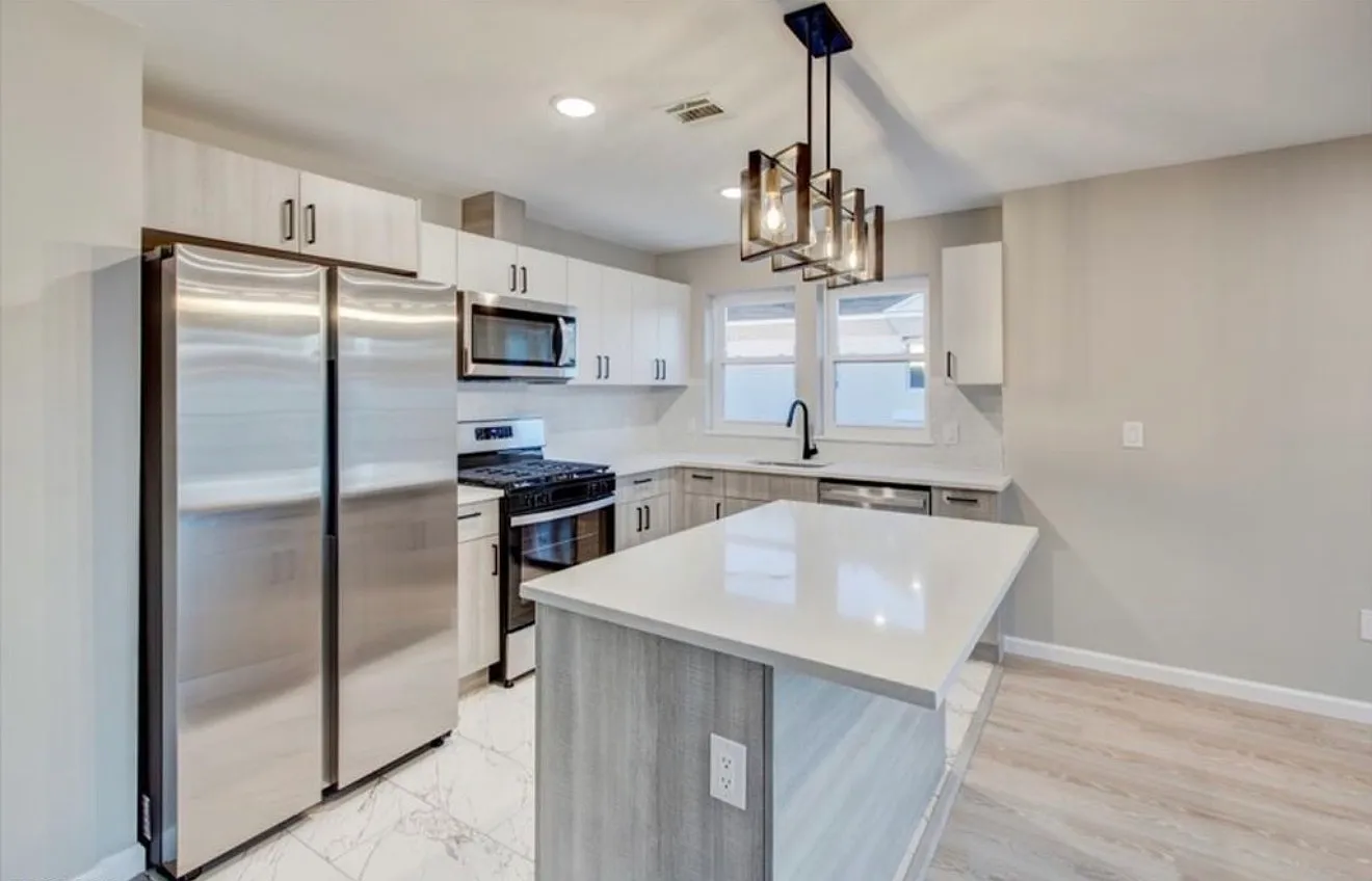 3 bed, 1300 sqft, $2,900 — Photo 1